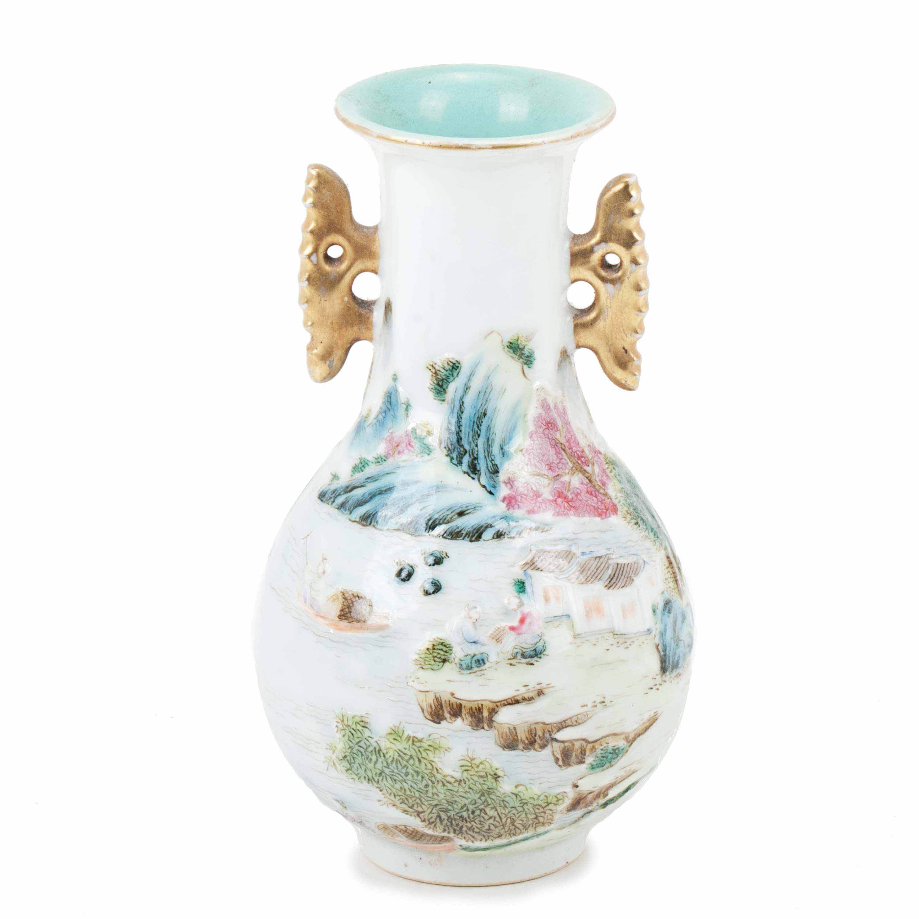 SMALL CHINESE QING DYNASTY VASE, EARLY 20TH CENTURY.