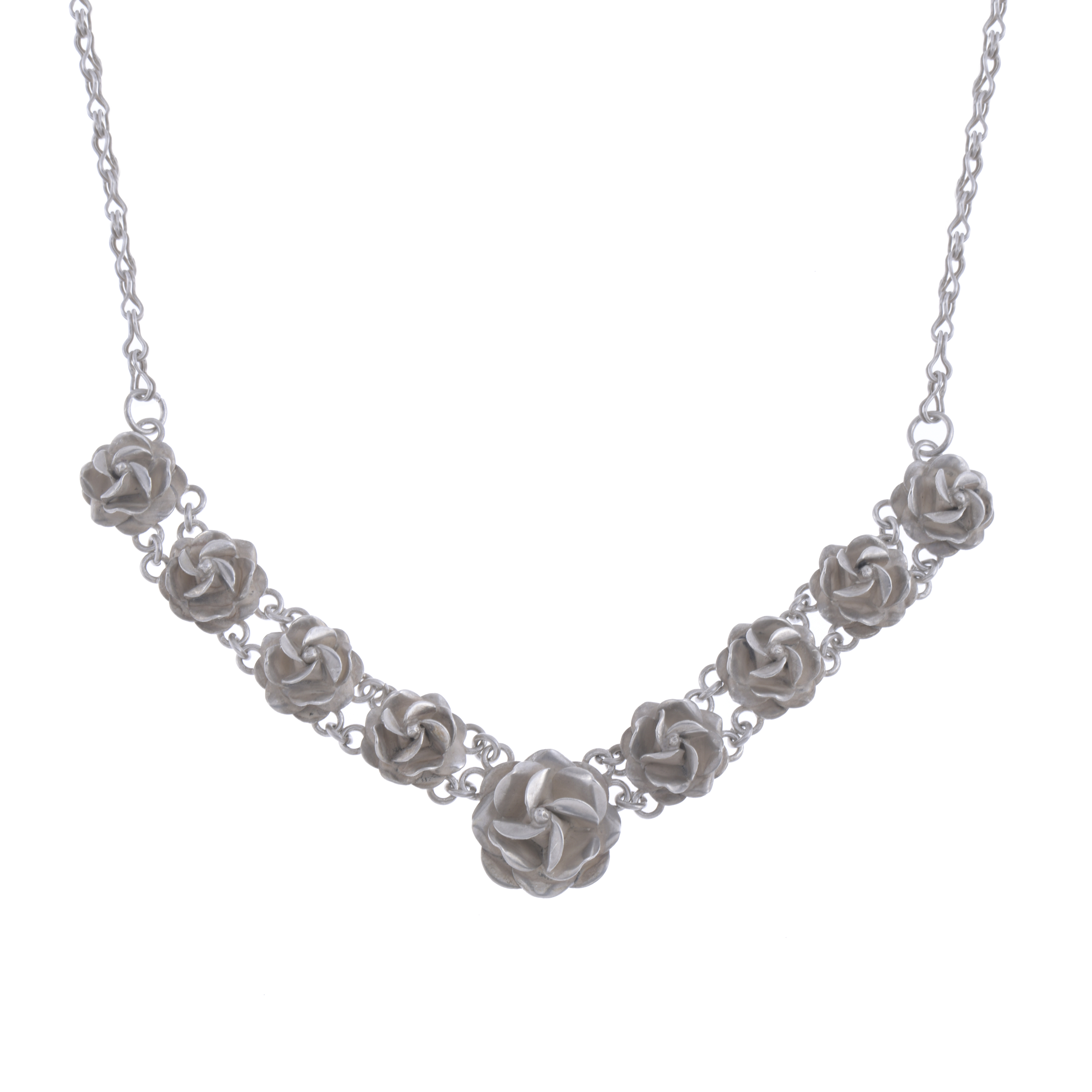 SILVER NECKLACE FORMING ROSES.