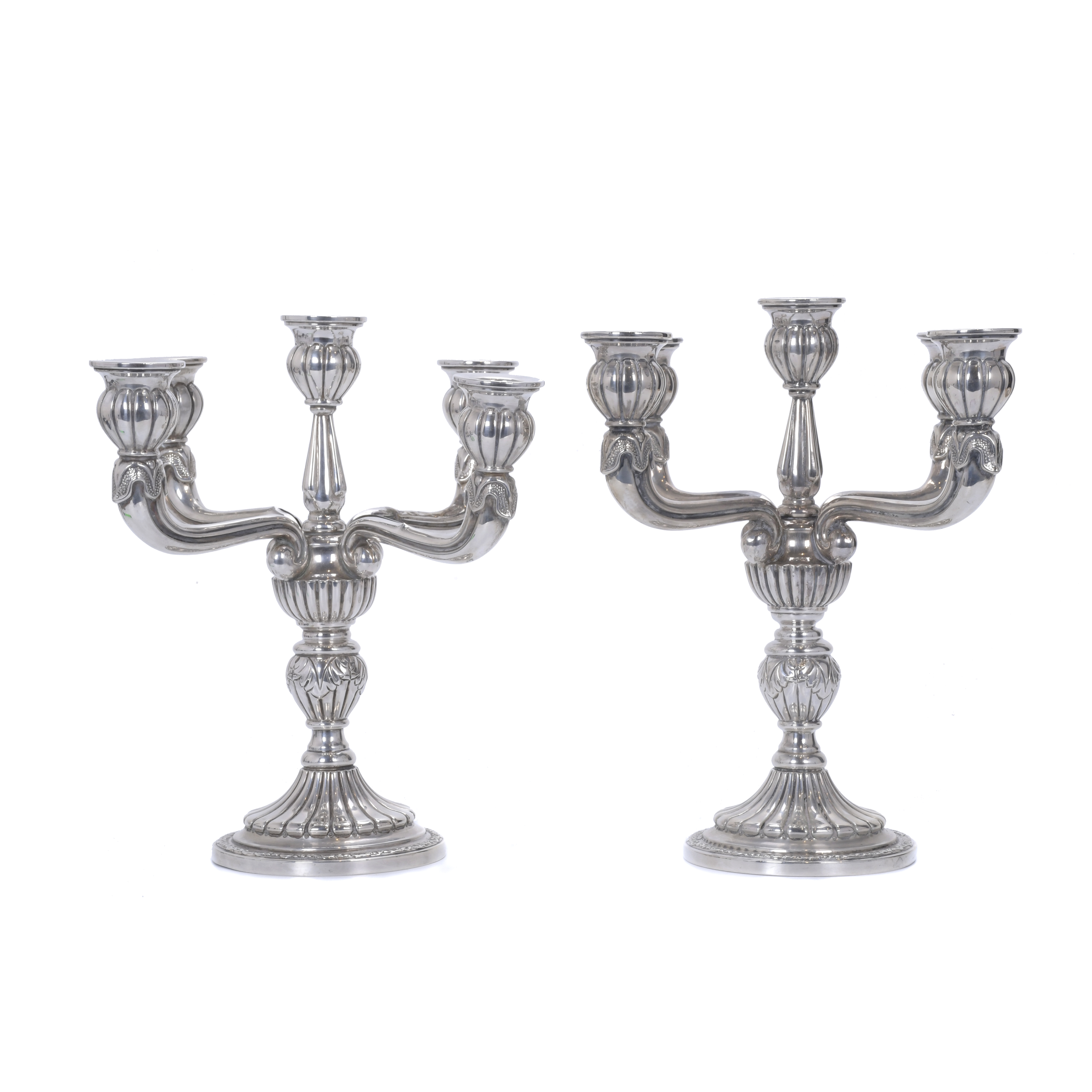 PAREJA DE CANDELABROS EN PLATA, SEGUNDA MITAD SIGLO XX. 