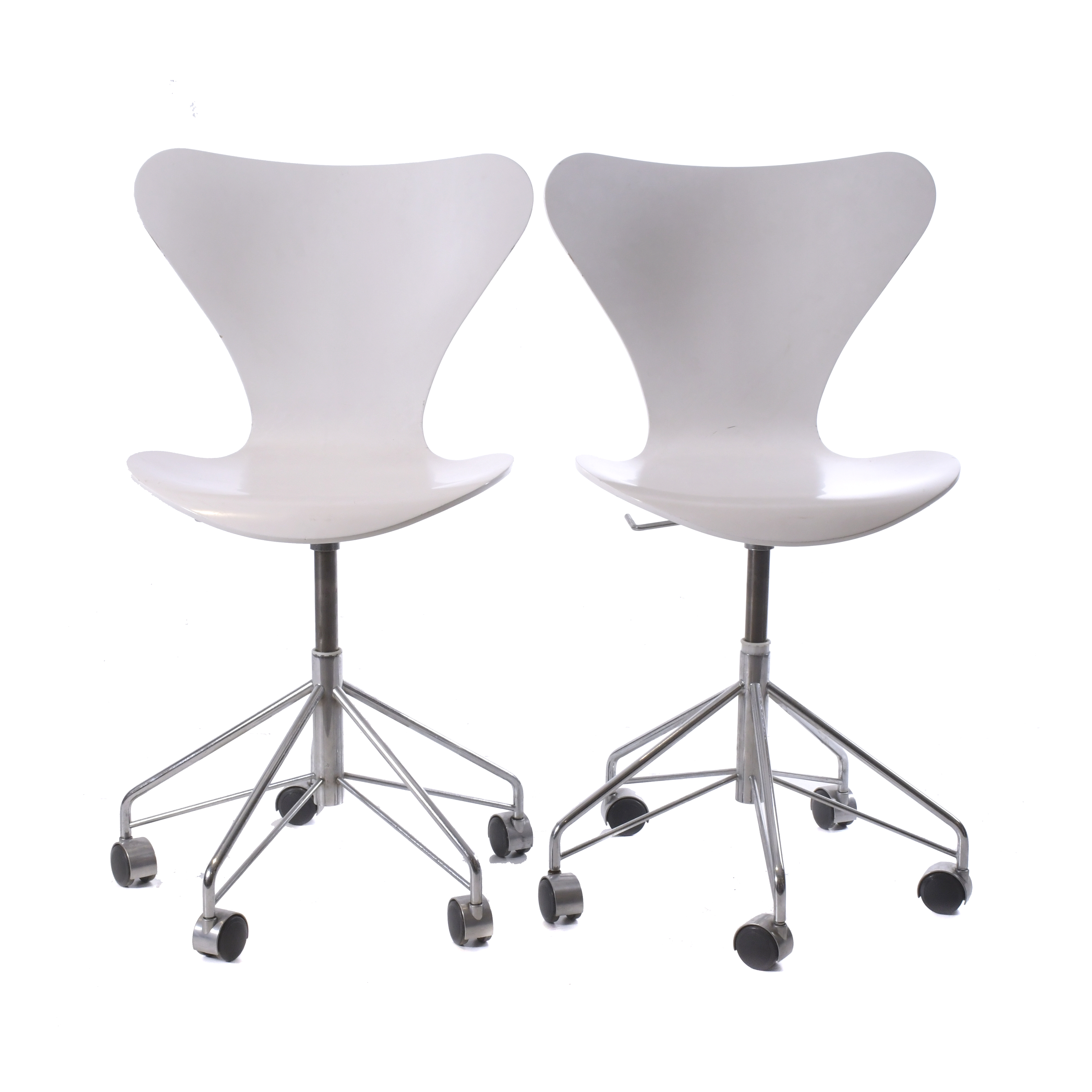 ARNE JACOBSEN (1902-1971). PAREJA DE SILLAS GIRATORIAS MODE