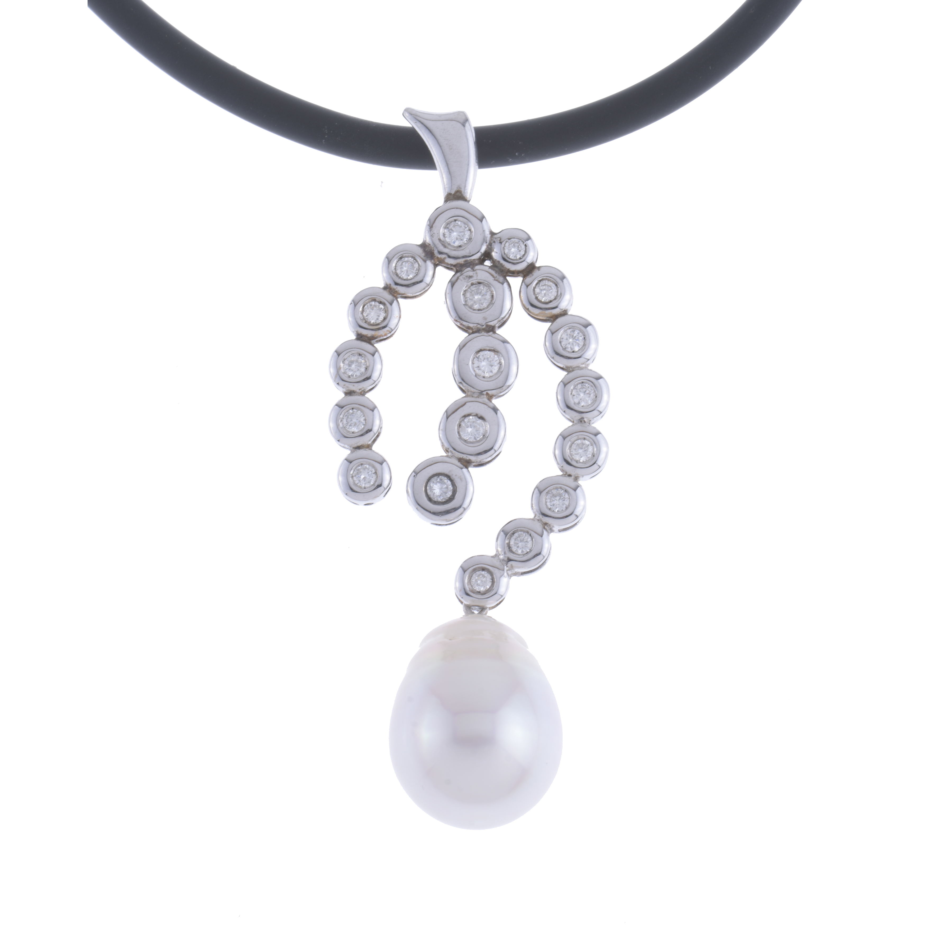 BUNCH PENDANT WITH DIAMONDS AND AUSTRALIAN PEARL.