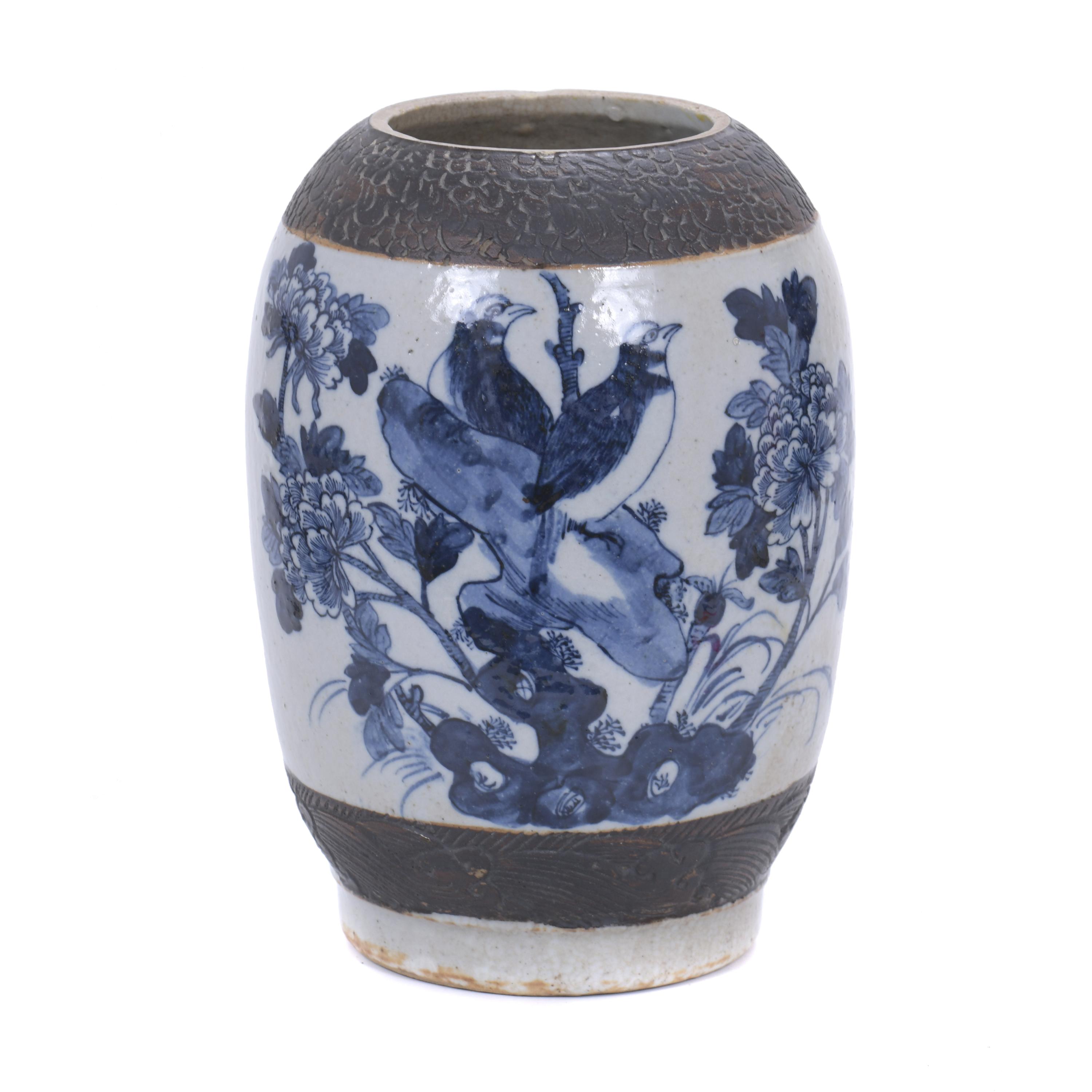 NANKING VASE, LATE 19TH CENTURY.