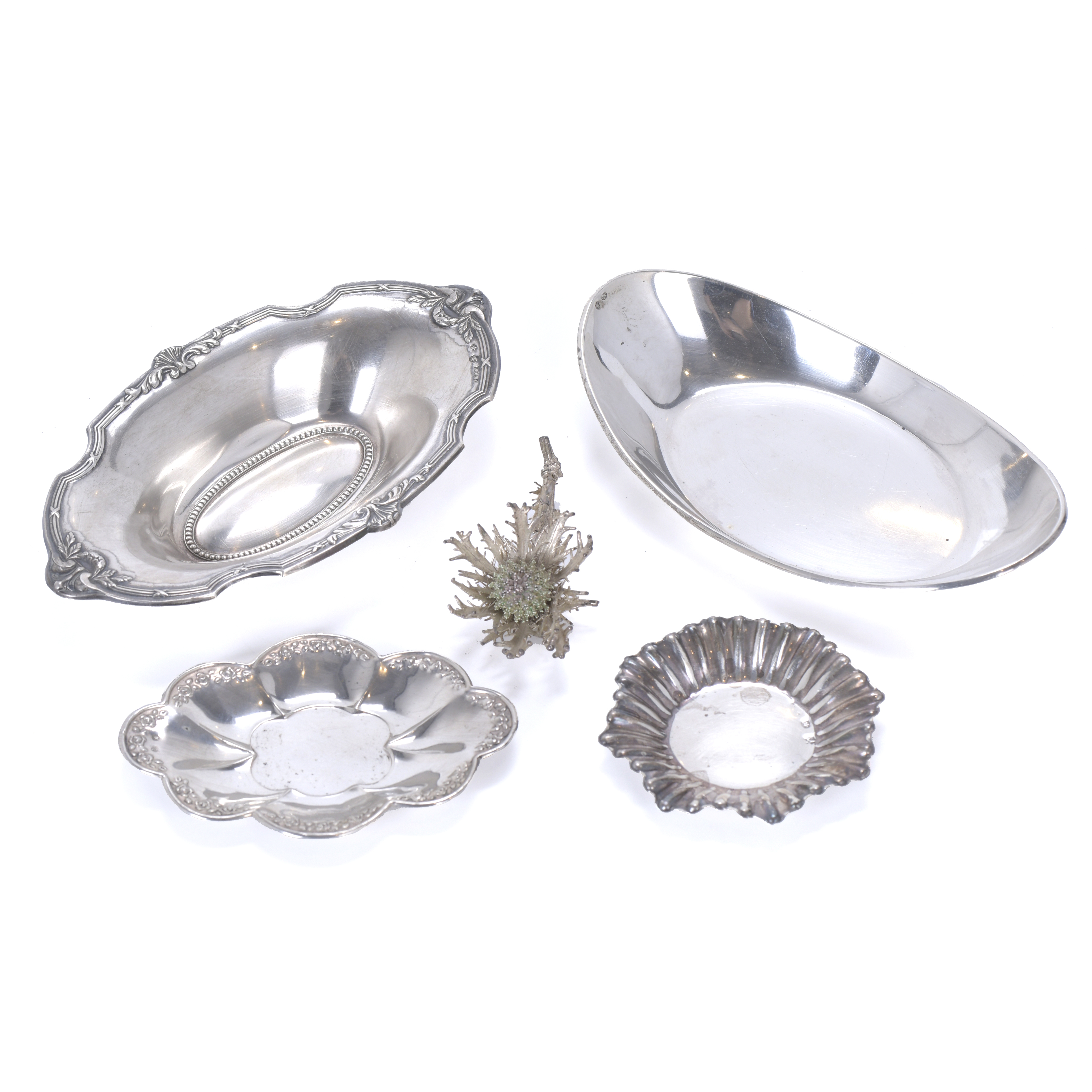 CONJUNTO DE CUATRO BANDEJAS Y UN ELEMENTO FLORAL EN PLATA, 