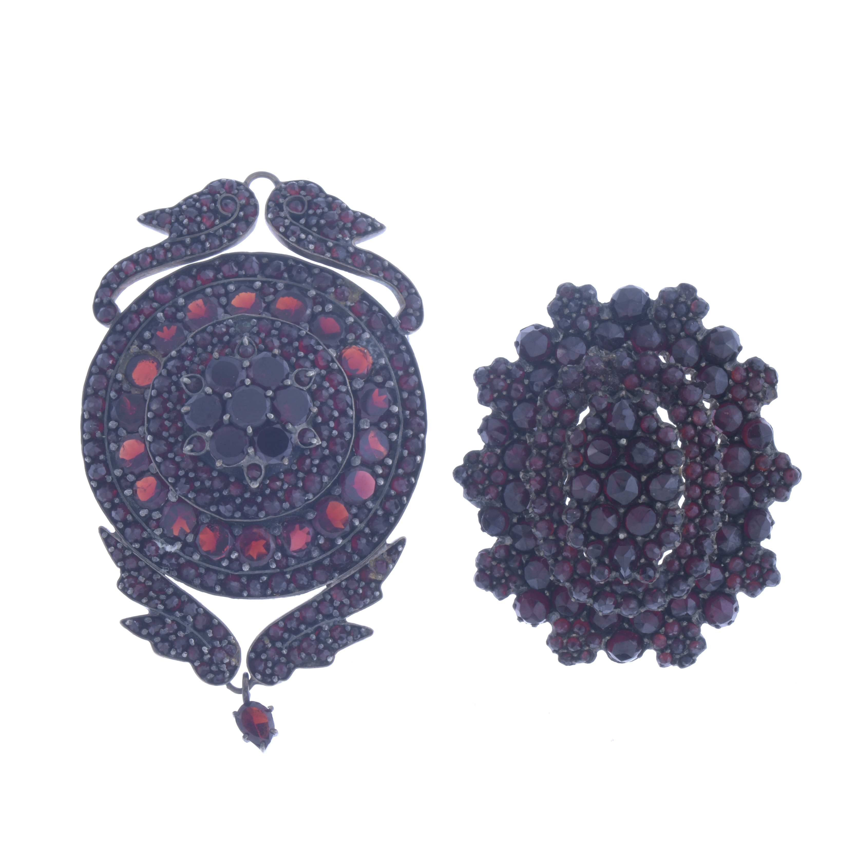 PAIR OF BROOCHES WITH GARNETS