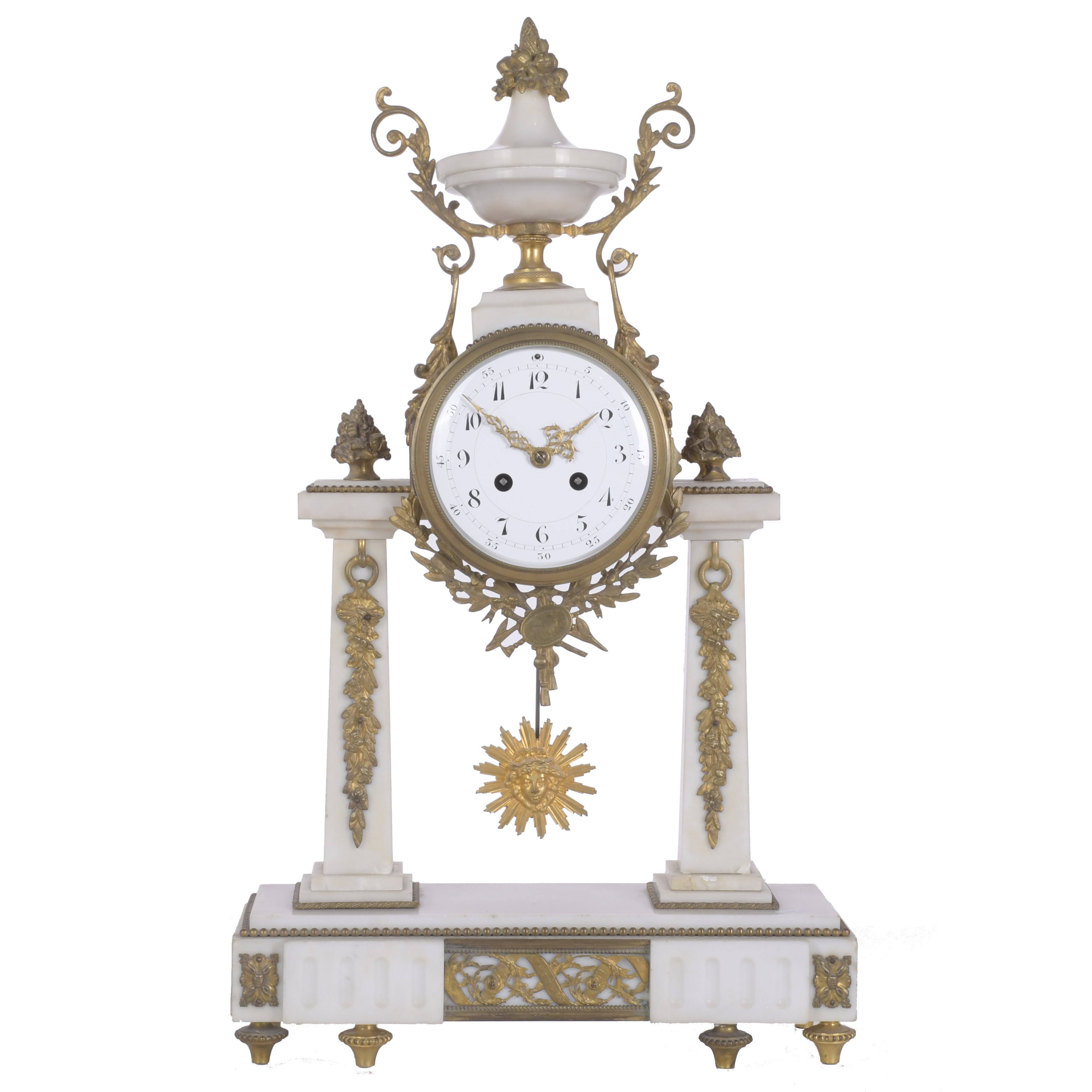 RELOJ DE SOBREMESA EN PÓRTICO ESTILO LUIS XVI, CIRCA 1860.