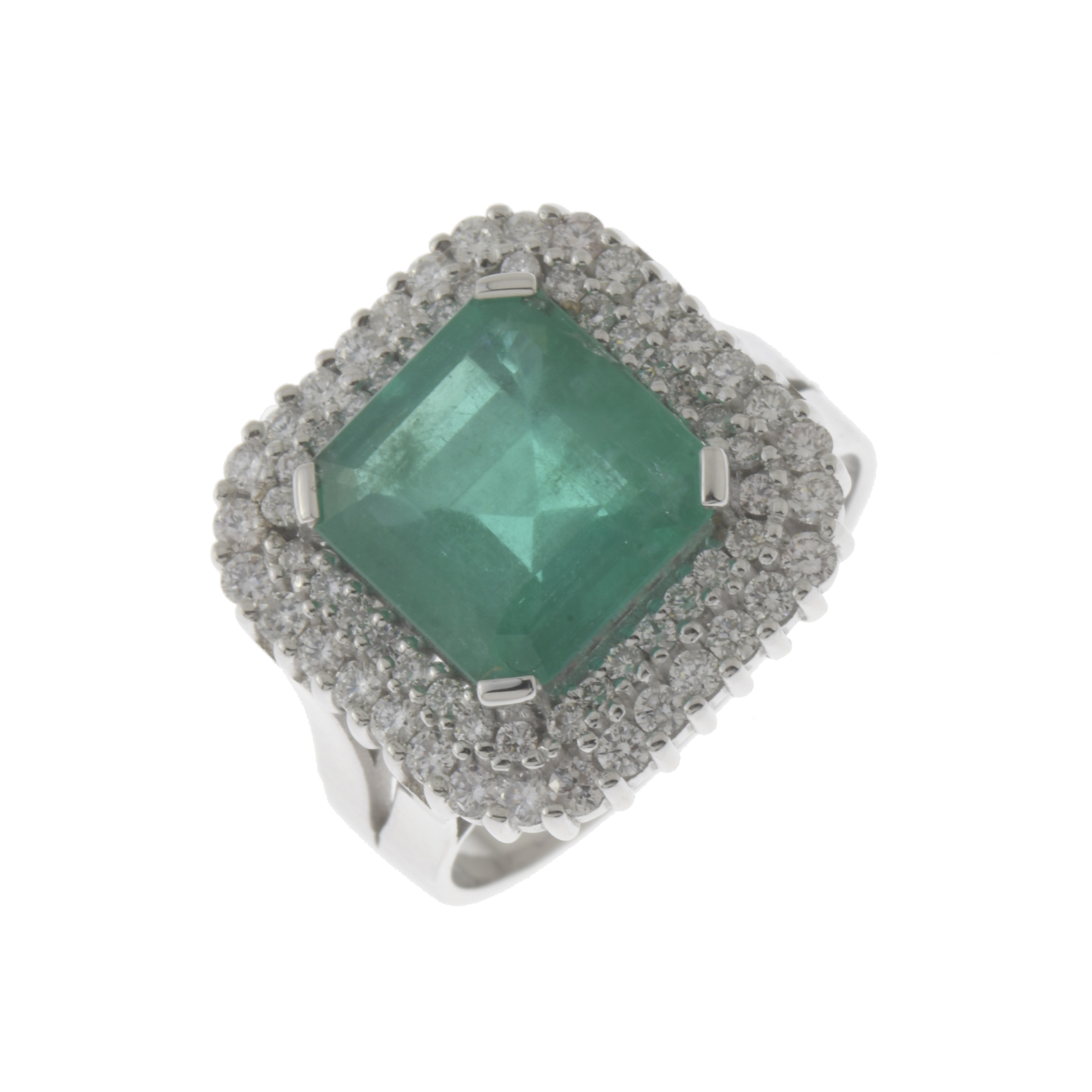 EMERALD AND DIAMONDS ROSETTE RING.