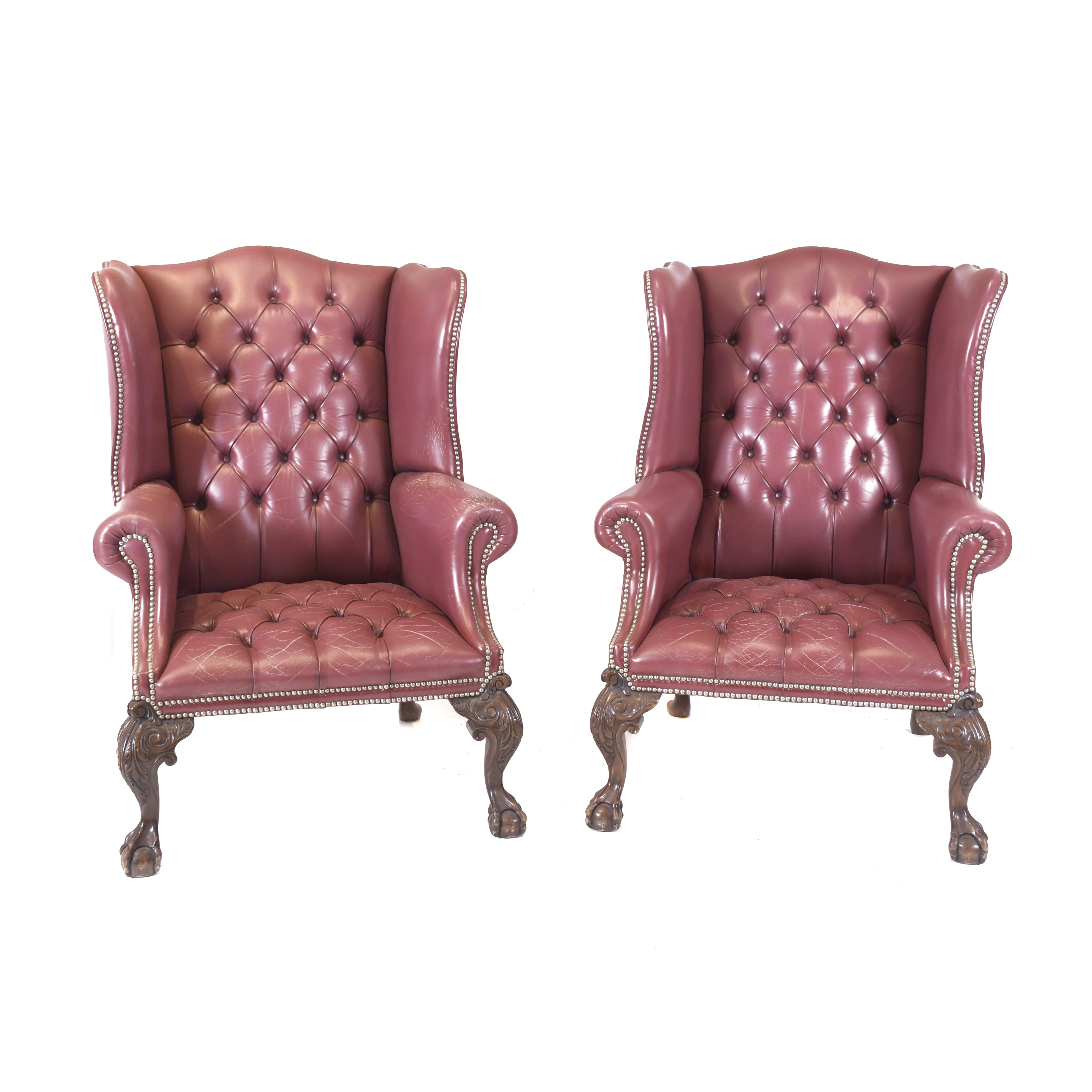 PAREJA DE SILLONES OREJEROS ESTILO CHESTERFIELD, SIGLO XX. 