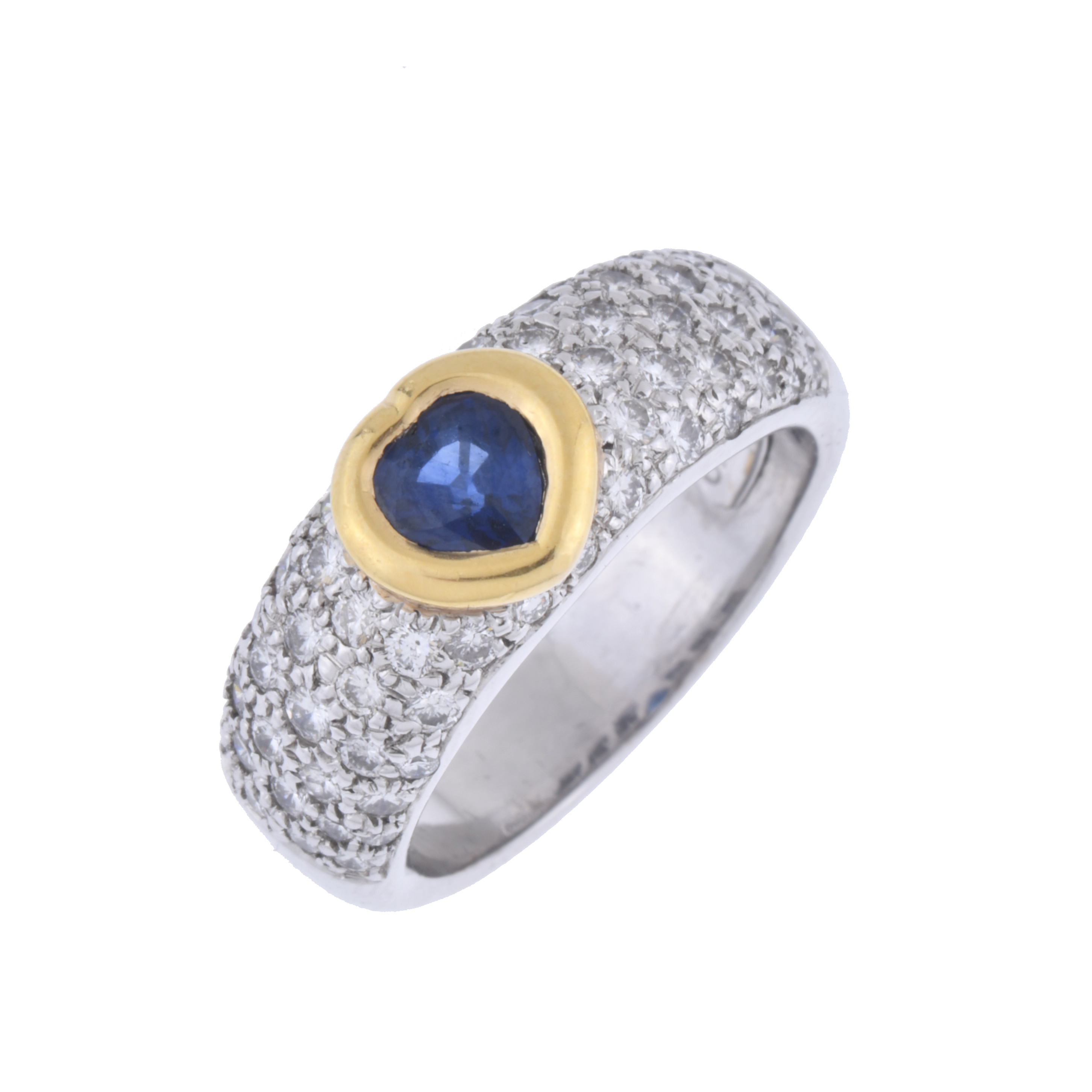 Anillo con zafiro en forma de corazón y diamantes.