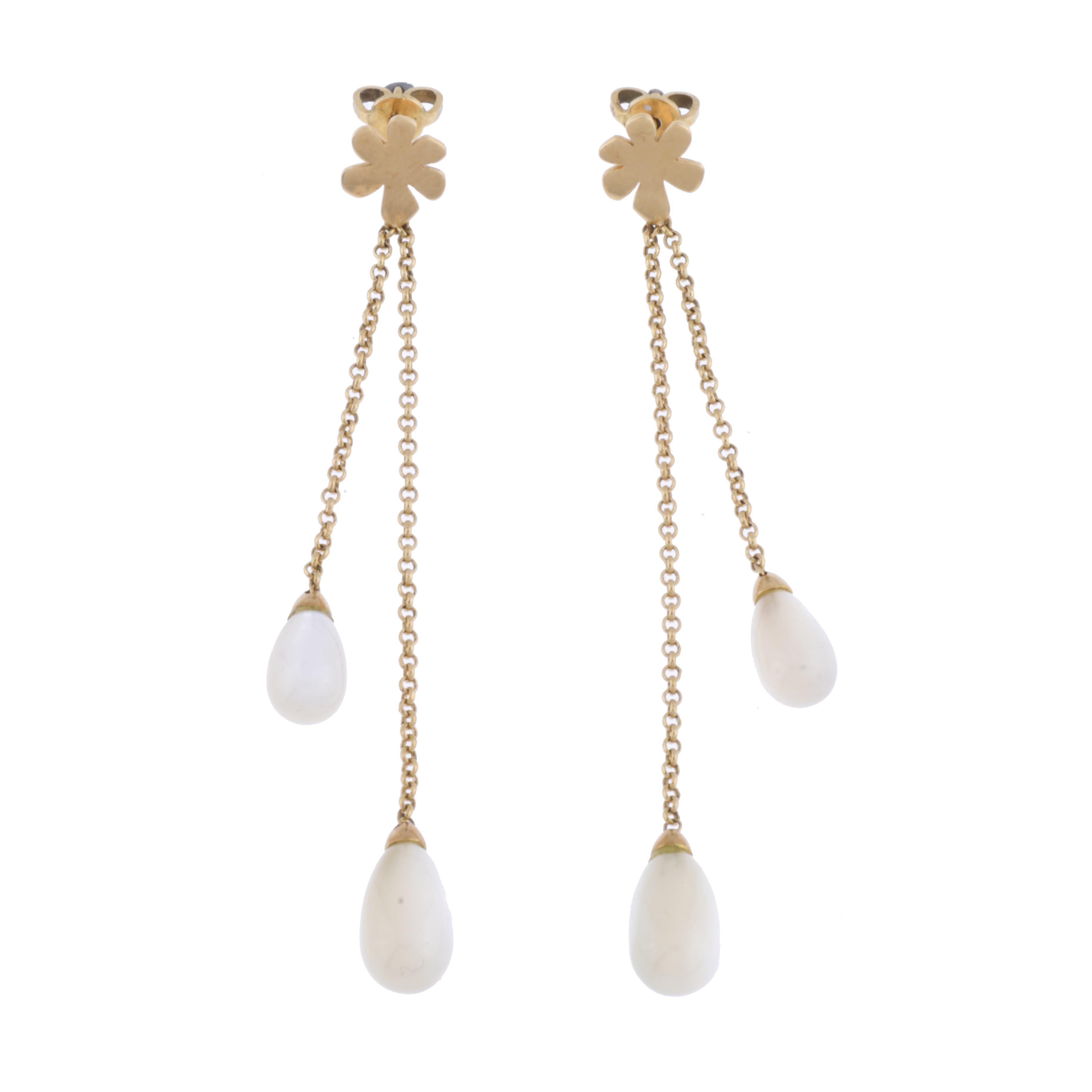 Pendant earrings with mother-of-pearl.