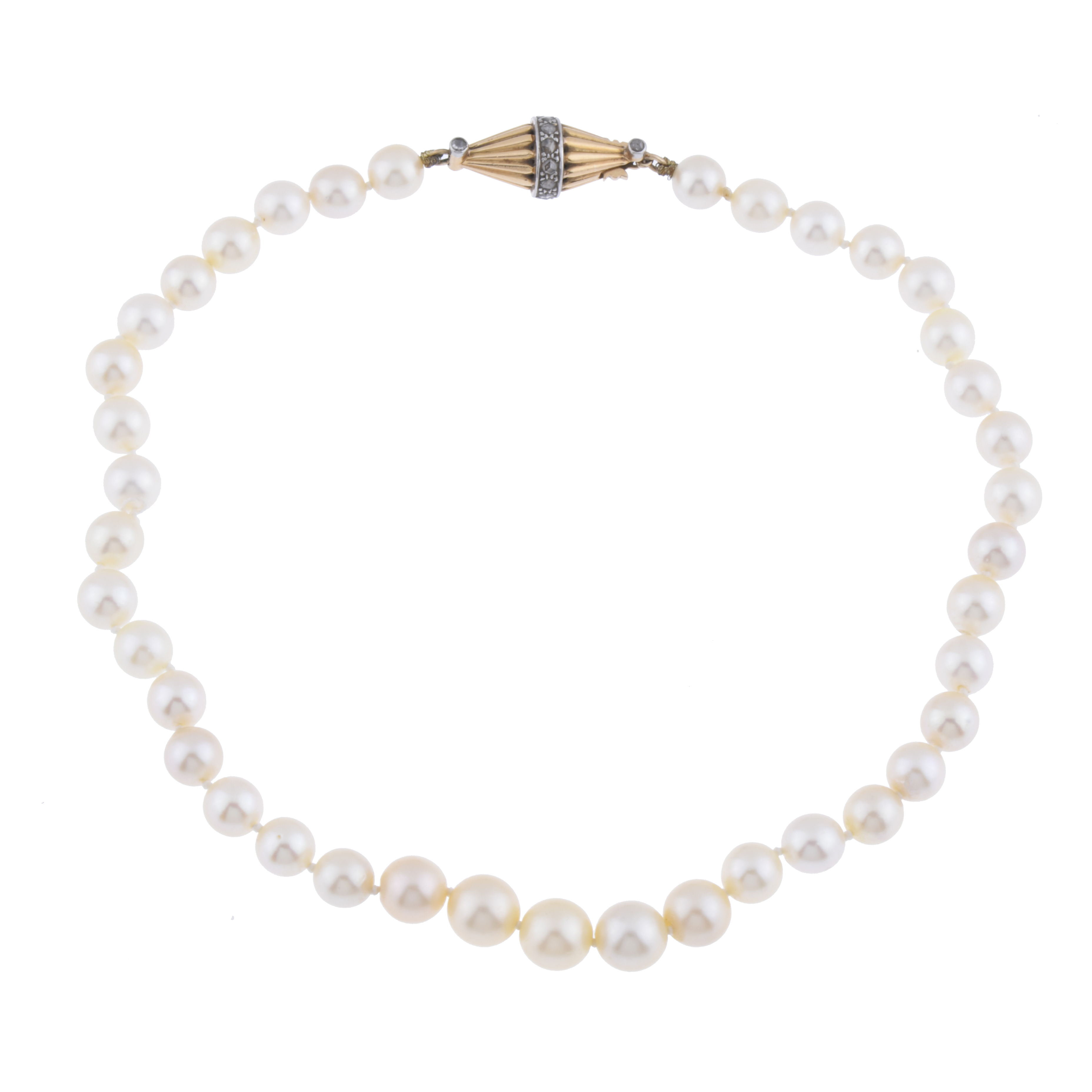 Cultivated pearls choker.