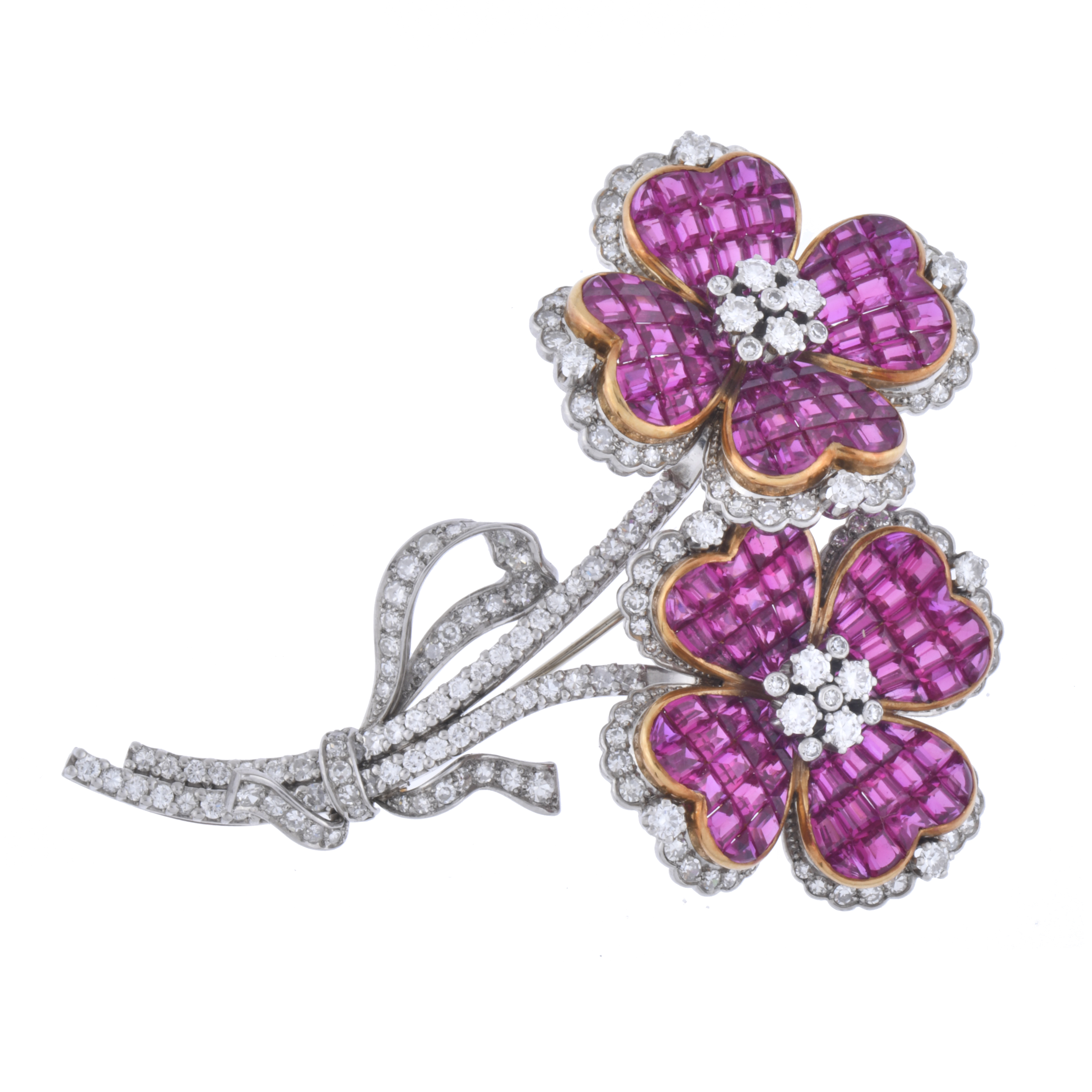 J. ROCA. Broche floral con diamantes y rubíes. 