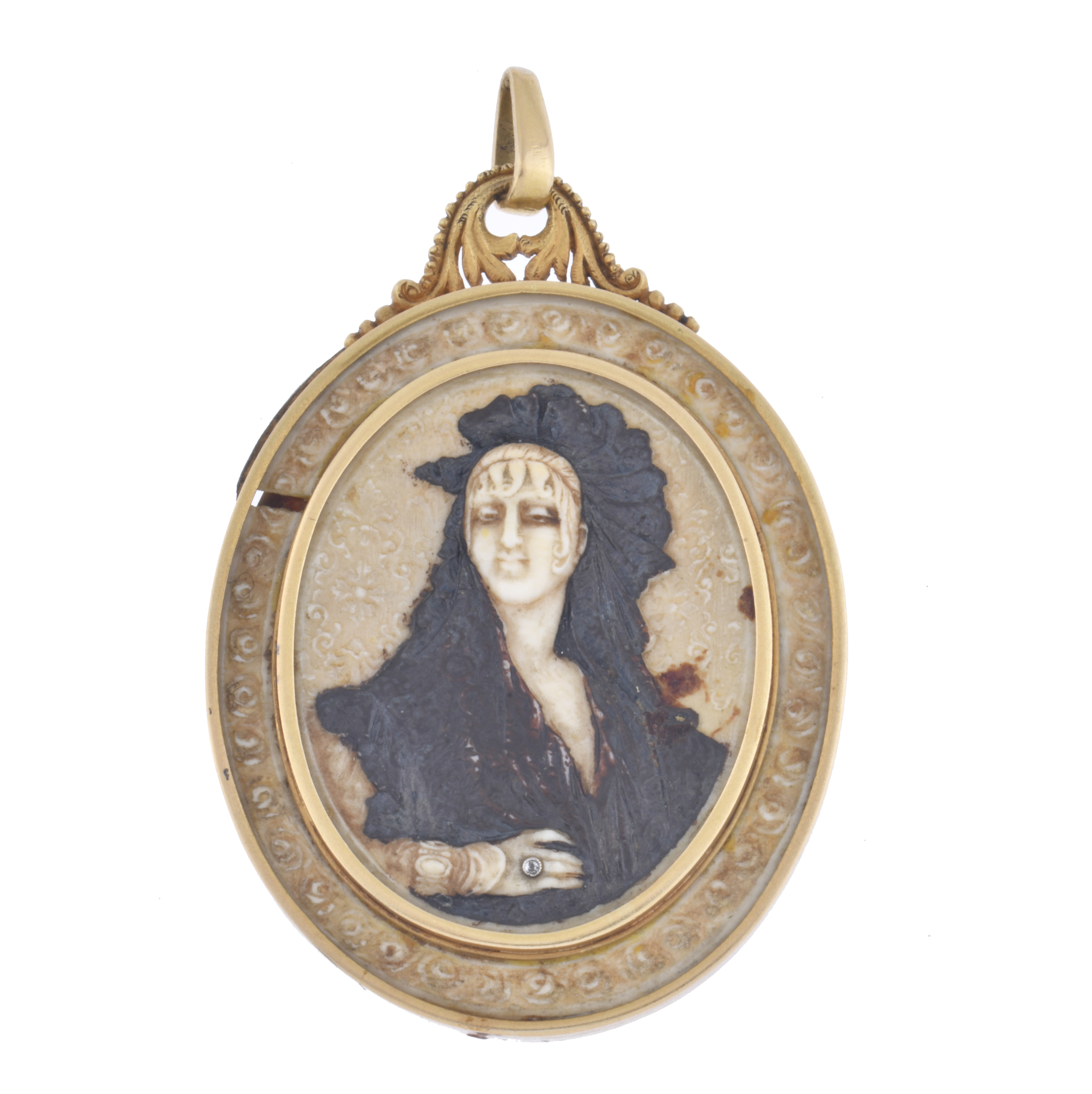 Colgante belle époque, con bajorrelieve de mujer con mantil