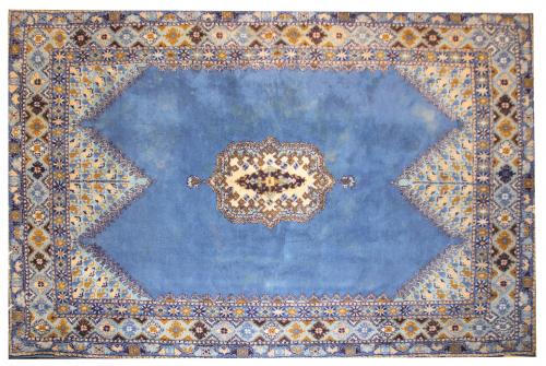 Hand-knotted wool. 360 x 248 cm.