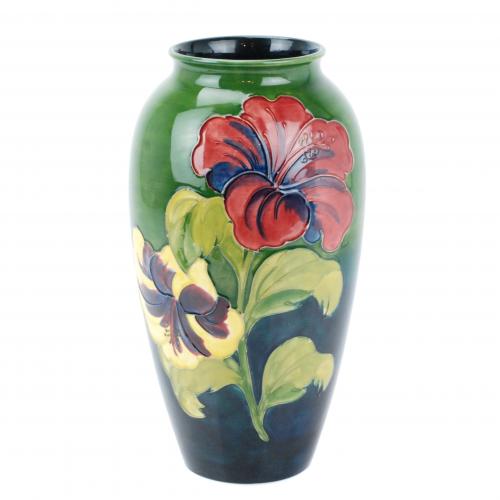 MANUFACTURA MOORCROFT. JARRÓN INGLÉS, CIRCA 1945