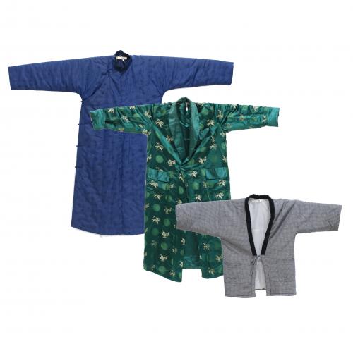 TRES KIMONOS DE HOMBRE CHINOS, SEGUNDA MITAD SIGLO XX