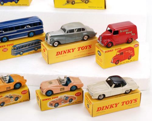 LOTE DE DIEZ DINKY TOYS FRANCESES E INGLESES, AÑOS 50, 60 Y