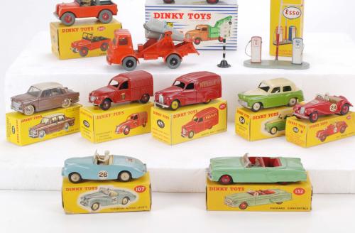 LOTE DE DIEZ DINKY TOYS Y DOS ACCESORIOS FRANCESES E INGLES