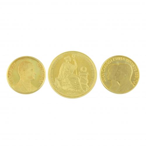 TRES MONEDAS EN ORO.