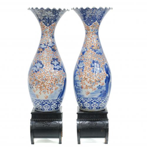 PAIR OF JAPANESE PORCELAIN ARITA VASES, FIRST HALF OF 20TH