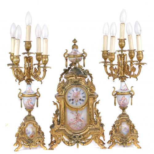 GUARNICIÓN BARCELONESA DE RELOJ Y PAREJA DE CANDELABROS, PRIMERAS DÉCADAS SIGLO XX.