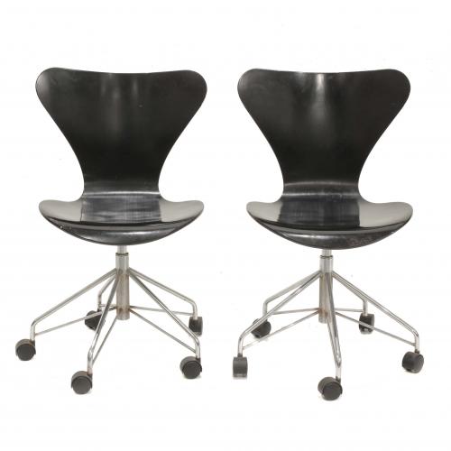 En acero cromado con chapa moldeada, base giratoria y regulable en altura.Con ruedas.Diseñada por Arne Jacobsen en 1955 para Fritz Hansen (empresa danesa fundada en 1872).Modelo 3117.82 cms alt. 