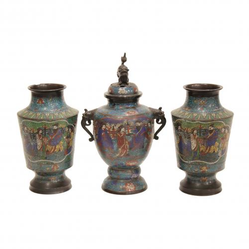 Bronze with “cloisonné” decoration, with marks on the baseVases: 40 x 25 cm Urn: 52 x 32 cm