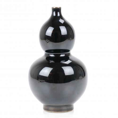  Black mirror vase in form of double gourdWith mark on the base that can be translated as: “ Made in the antique style for the Hall of the constant abundance”19x10 cm