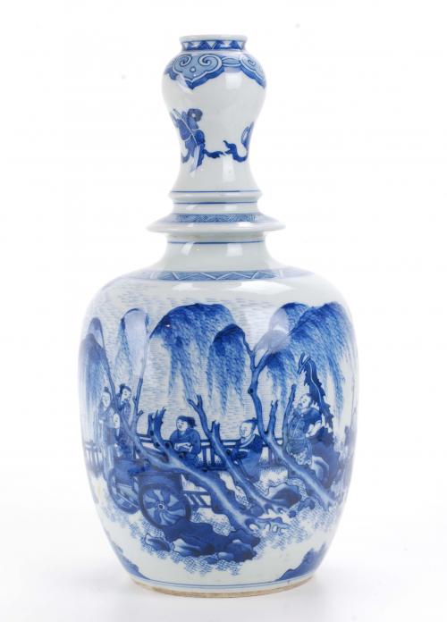 CHINESE PORCELAIN VASE IN BOTTLE FORM, 20TH CENTURY