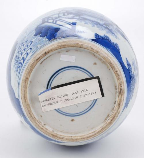 CHINESE PORCELAIN VASE IN BOTTLE FORM, 20TH CENTURY