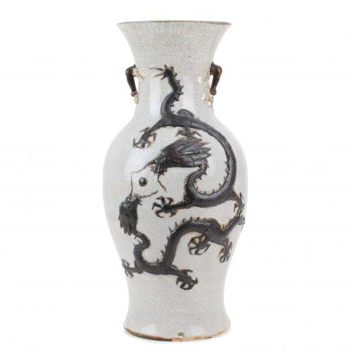 Crackle porcelain with dragon motifPseudo mark on the base45 cm H