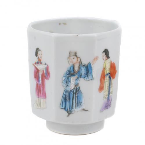 With hand painted decoration, and Daoguang mark on the base in red8 cm H, 7 cm dia.