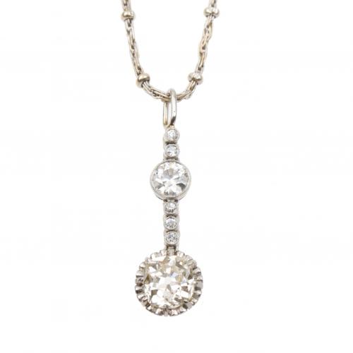 Gold and antique-cut diamonds of an approx. weight of 1,10 ct.Gold white chain. 8 gr. total