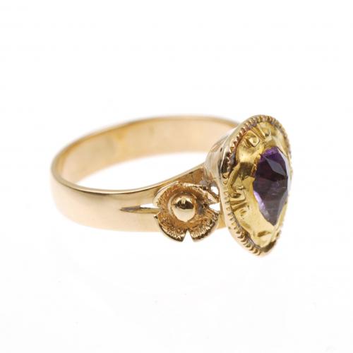 GOLD RING WITH AMETHYST