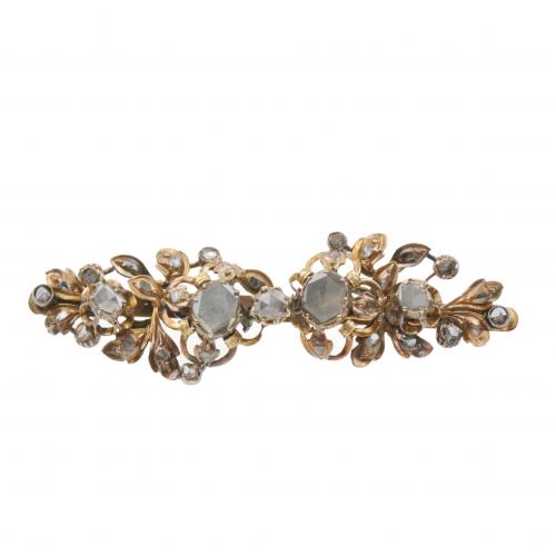 In silver and yellow gold, flower motives formed by rose-cut diamonds.6,5 cm.12,2 gr.