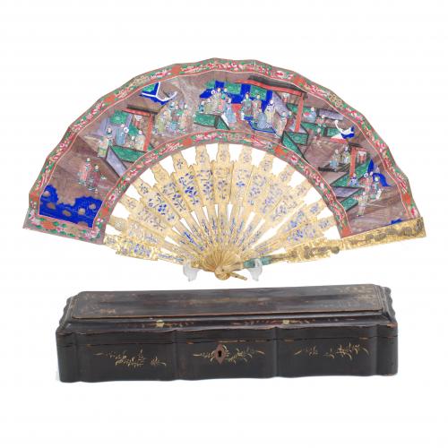 Sticks in filigree metal with enamels , leaf with double face in hand painted paper, with applications of silk and ivory. Box in lacquered wood. Interior of the box lined with painted silk.28.5 cm longBox: 7x36.5.9.5 cmSmall defects on the leaf and usual ware. Box without the key.