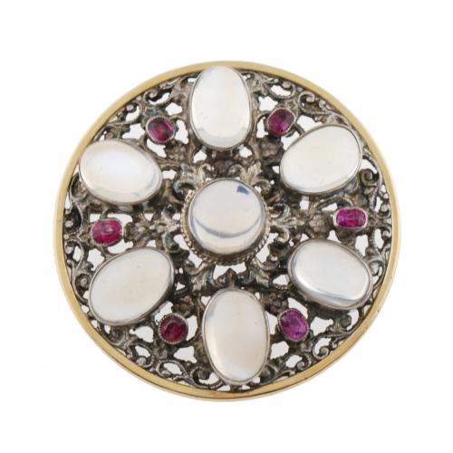 Silver with gold ring, oval-cut ruby and cabochon moonstone. 19,3 gr.