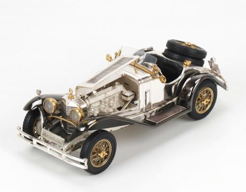 MINIATURA DE MERCEDES 1928 A ESCALA, MONTADO EN PLATA.