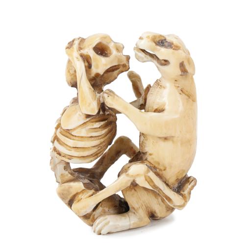 ESCUELA JAPONESA. PERÍODO MEIJI, SIGLO XIX. NETSUKE "PERRO CON ESQUELETO".