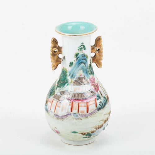 SMALL CHINESE QING DYNASTY VASE, EARLY 20TH CENTURY.