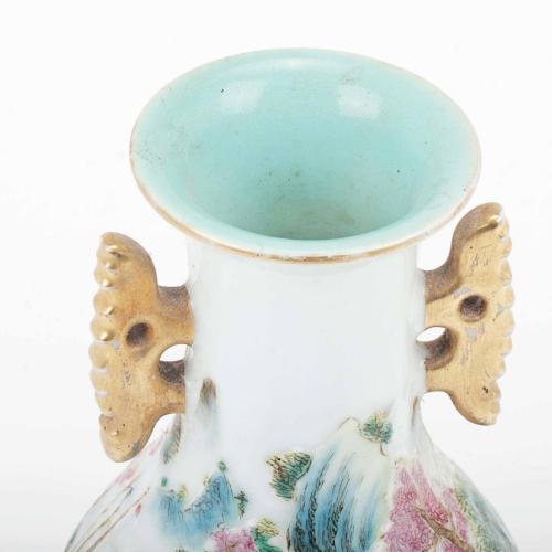 SMALL CHINESE QING DYNASTY VASE, EARLY 20TH CENTURY.