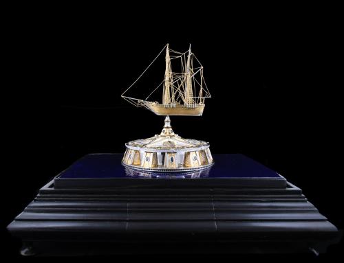 MAQUETA EN ORO, DIAMANTES Y ZAFIROS DE LA NAVE FRANCESA "LE