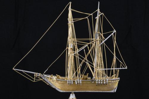 MAQUETA EN ORO, DIAMANTES Y ZAFIROS DE LA NAVE FRANCESA "LE