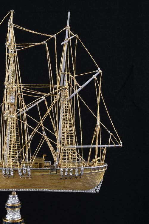 MAQUETA EN ORO, DIAMANTES Y ZAFIROS DE LA NAVE FRANCESA "LE