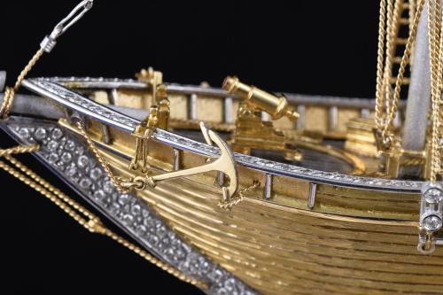 MAQUETA EN ORO, DIAMANTES Y ZAFIROS DE LA NAVE FRANCESA "LE