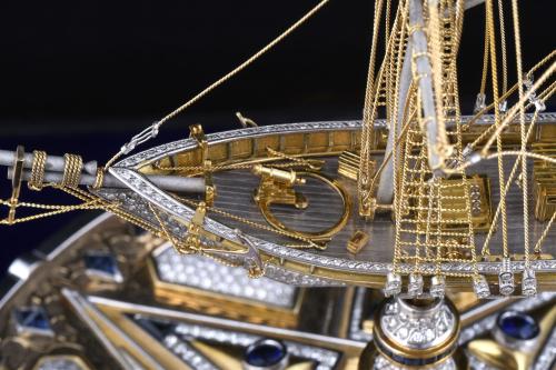 MAQUETA EN ORO, DIAMANTES Y ZAFIROS DE LA NAVE FRANCESA "LE