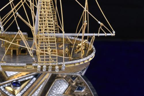 MAQUETA EN ORO, DIAMANTES Y ZAFIROS DE LA NAVE FRANCESA "LE