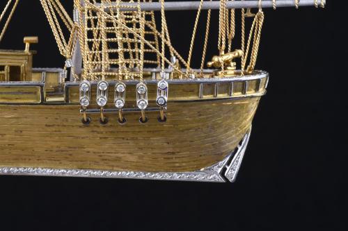 MAQUETA EN ORO, DIAMANTES Y ZAFIROS DE LA NAVE FRANCESA "LE