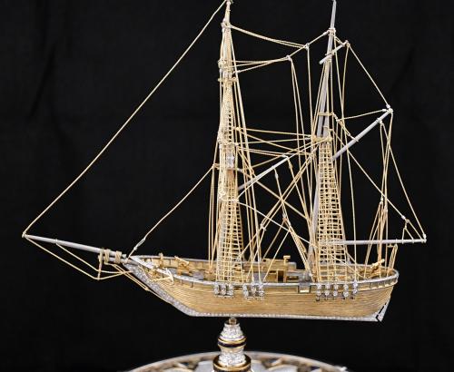 MAQUETA EN ORO, DIAMANTES Y ZAFIROS DE LA NAVE FRANCESA "LE