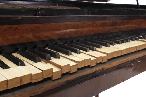 FORTEPIANO DE MESA ESPAÑOL ROMÁNTICO, CIRCA 1840. 