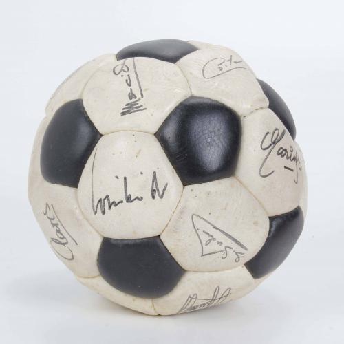 PELOTA FIRMADA POR LOS JUGADORES DEL F.C. BARCELONA, TEMPOR